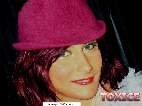 aici melodia trupei de travesty toxice, prima trupa din romania de acest gen care a participat la